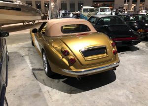 Goldenes Auto in Messehalle